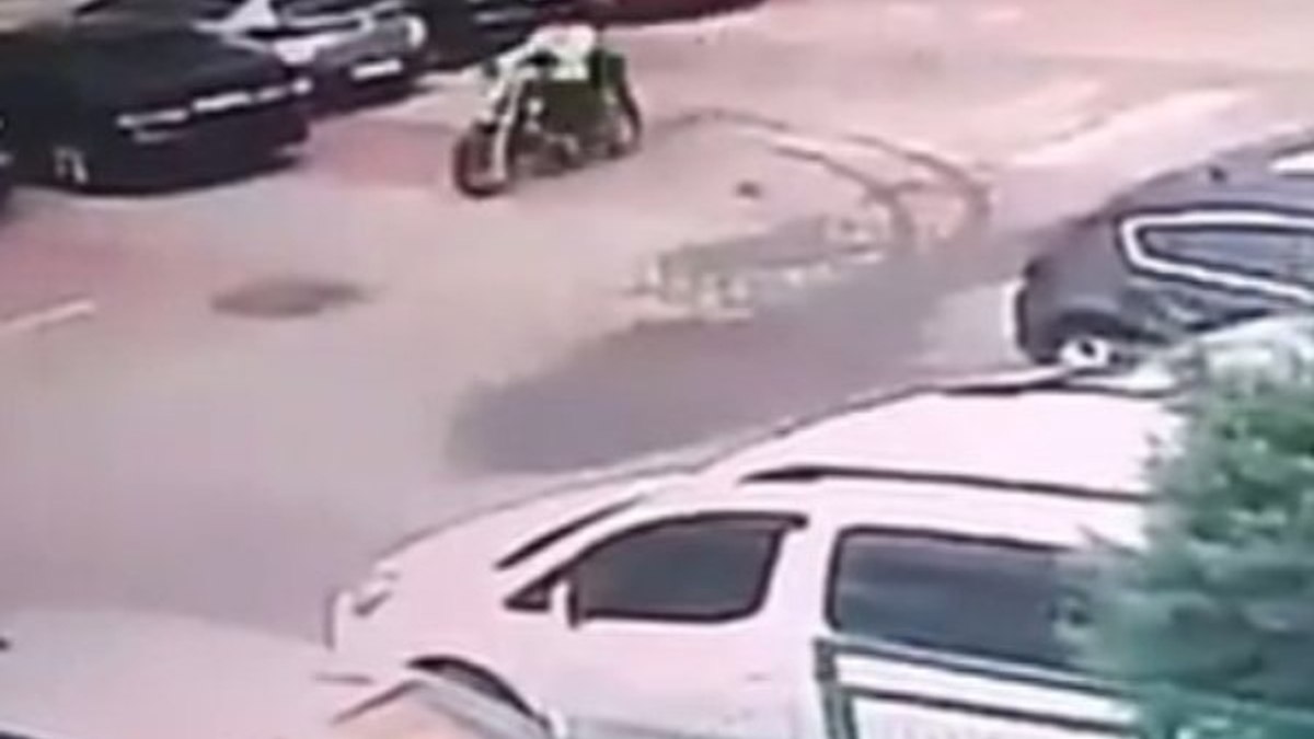Pendik'te hırsız motosikleti yokuştan çıkaramayınca kaçtı