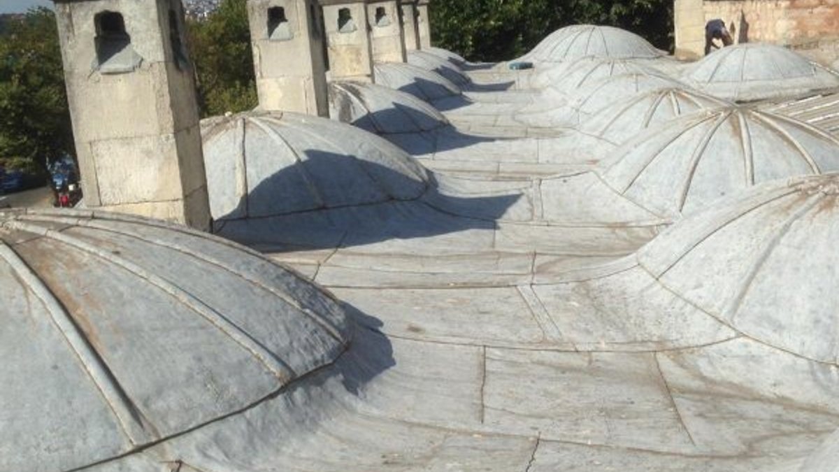 Üsküdar'da tarihi yapının çatısındaki klimalar kaldırıldı