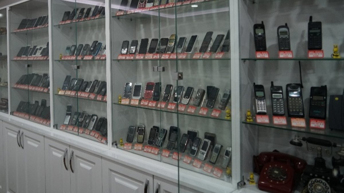 Elazığ’da 26 yılda 200'den fazla telefon biriktirdi