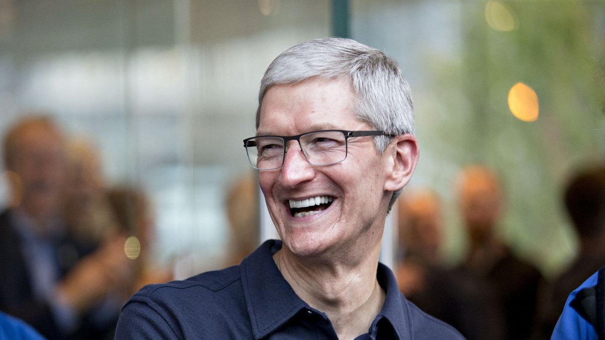 Apple CEO'su Tim Cook'un serveti 1 milyar doları aştı
