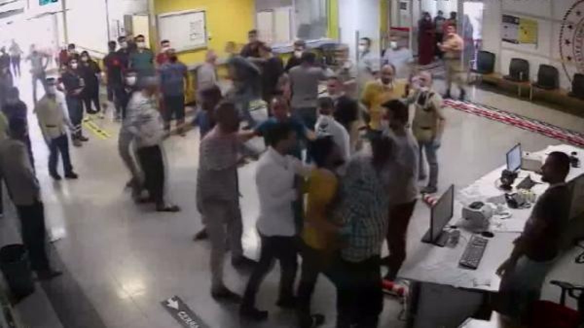 Urfa'da hasta yakınları, hastane personeline saldırdı