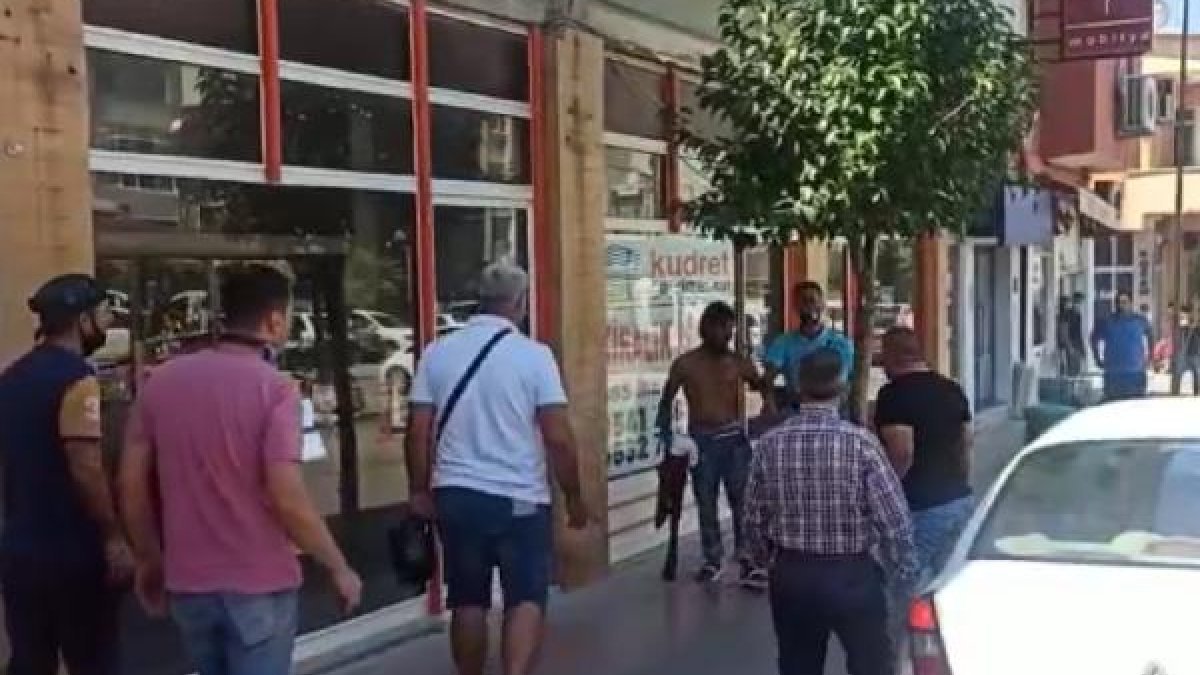 Edirne'de akli dengesi bozuk kişi, yayaya saldırdı