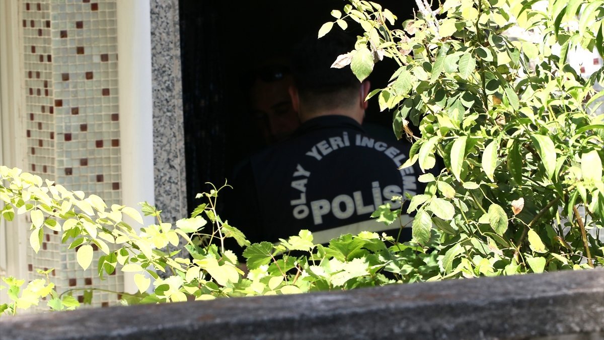 İzmir'de eski eşini boğarak öldüren adam teslim oldu