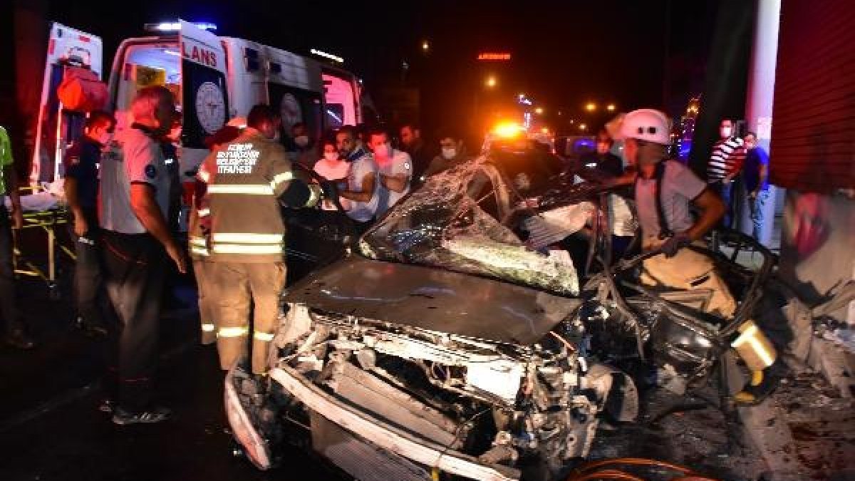 İzmir'de otomobil üst geçidin ayağına çarptı: 3 yaralı