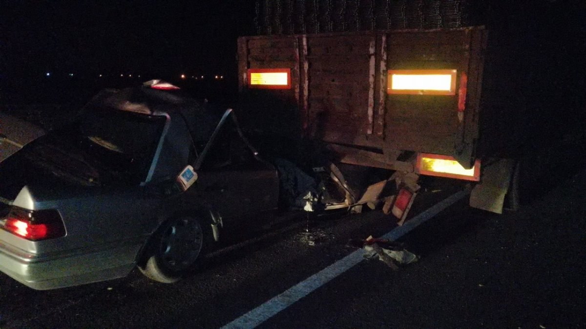 Kayseri'de otomobil tıra arkadan çarptı: 2 ölü 1 yaralı