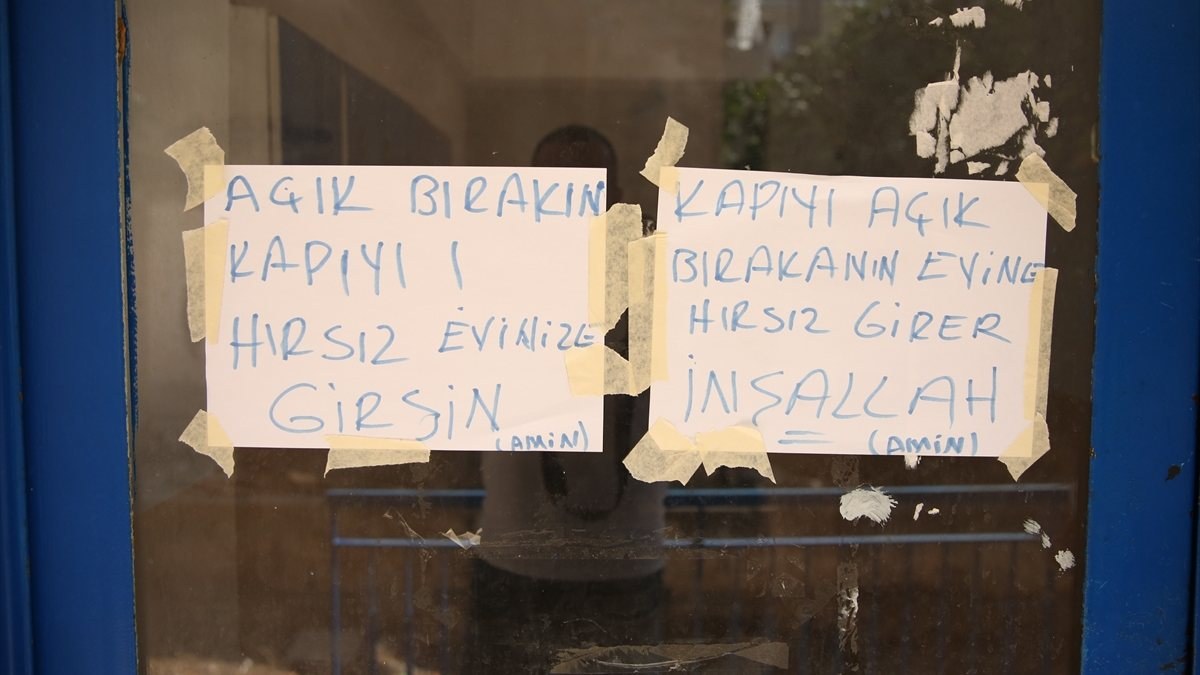 Antalya'da komşularını uyarmak için kapıya beddua astı