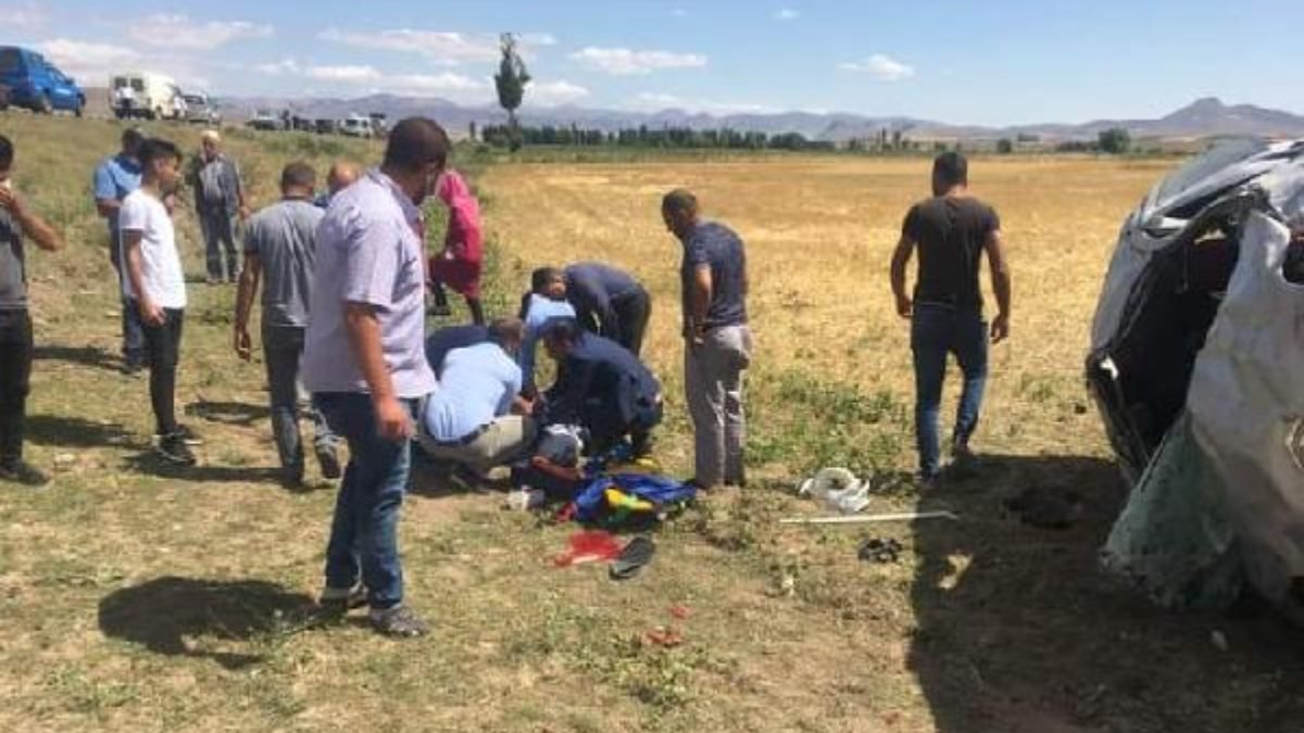 Erzincan'da minibüs tarlaya uçtu: 1 ölü, 4 yaralı