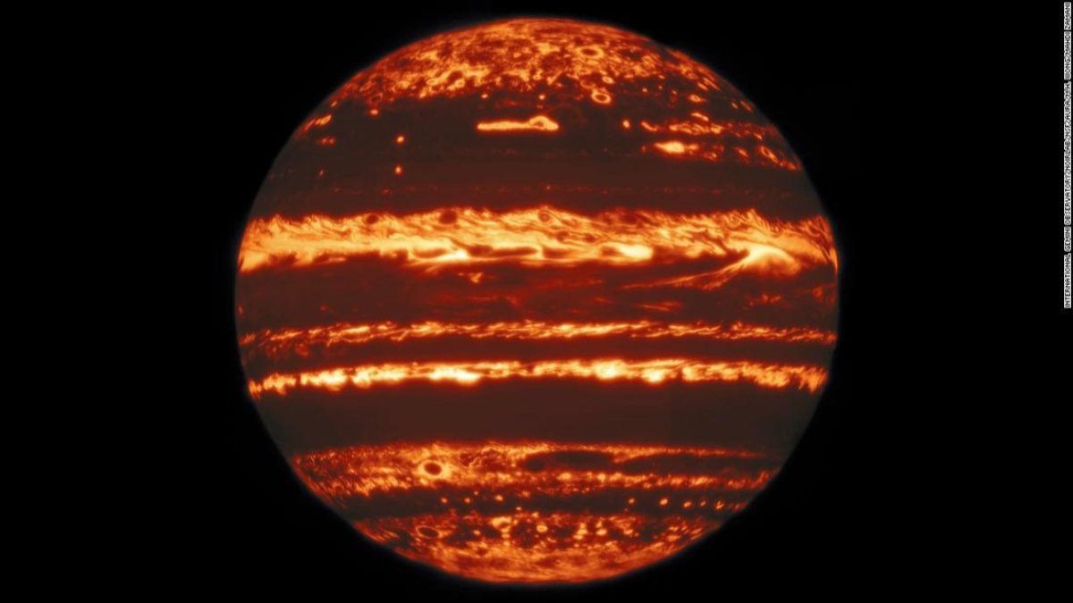 NASA, Jüpiter'deki dev fırtınaları paylaştı