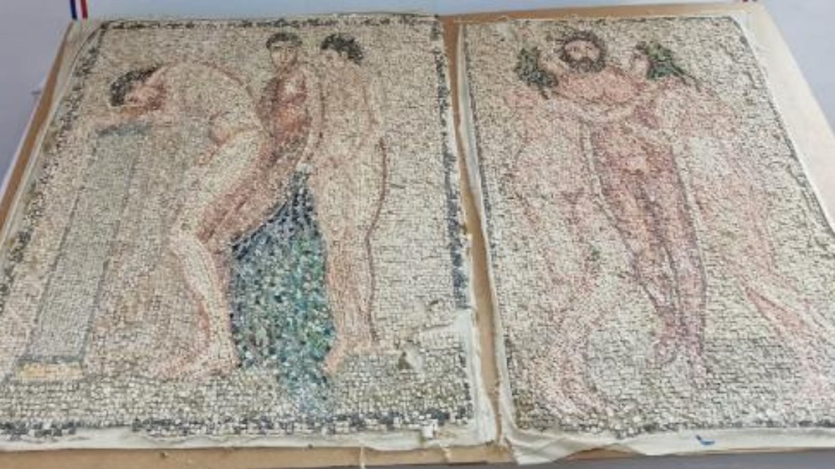 Adana'da tarihi nü mozaiği satarken yakalandılar