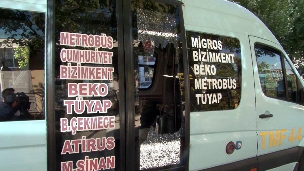 İstanbul'da yolcu, indirildiği minibüsün camını kırdı