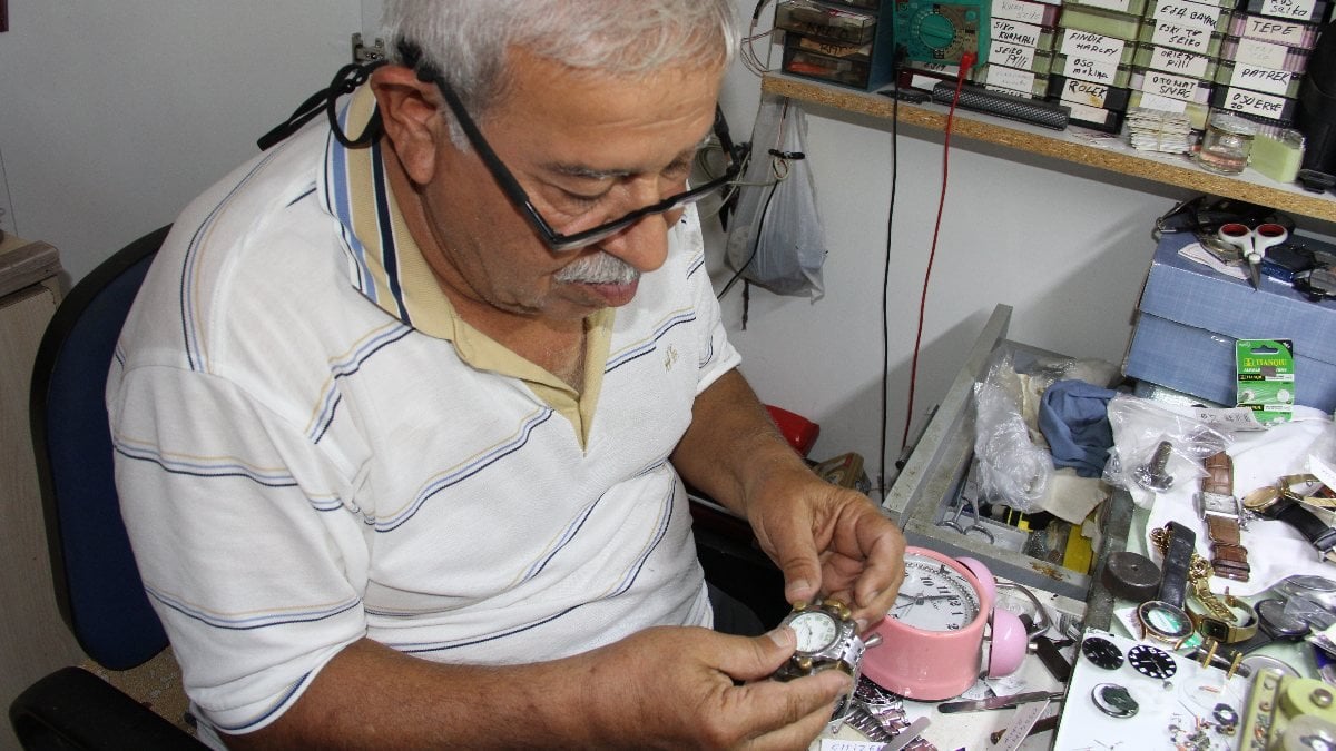 Mersin'de bir saatçi 55 yıldır saat tamir ediyor
