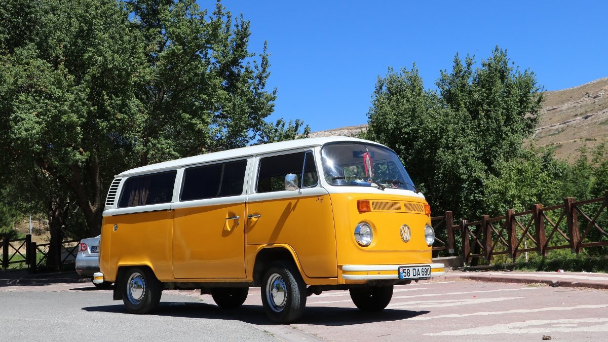 Sivas'ta 1974 model minibüse 100 bin liralık teklifi geri çevirdi