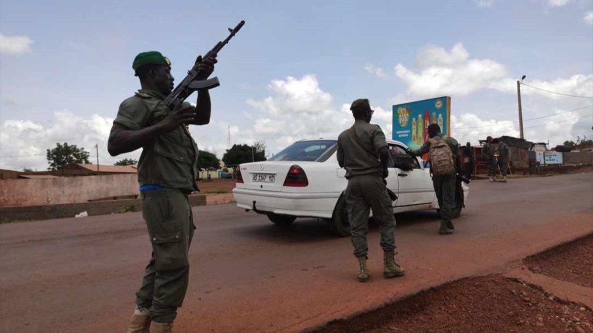 Mali'de askeri araçlar başkent Bamako'ya ilerliyor