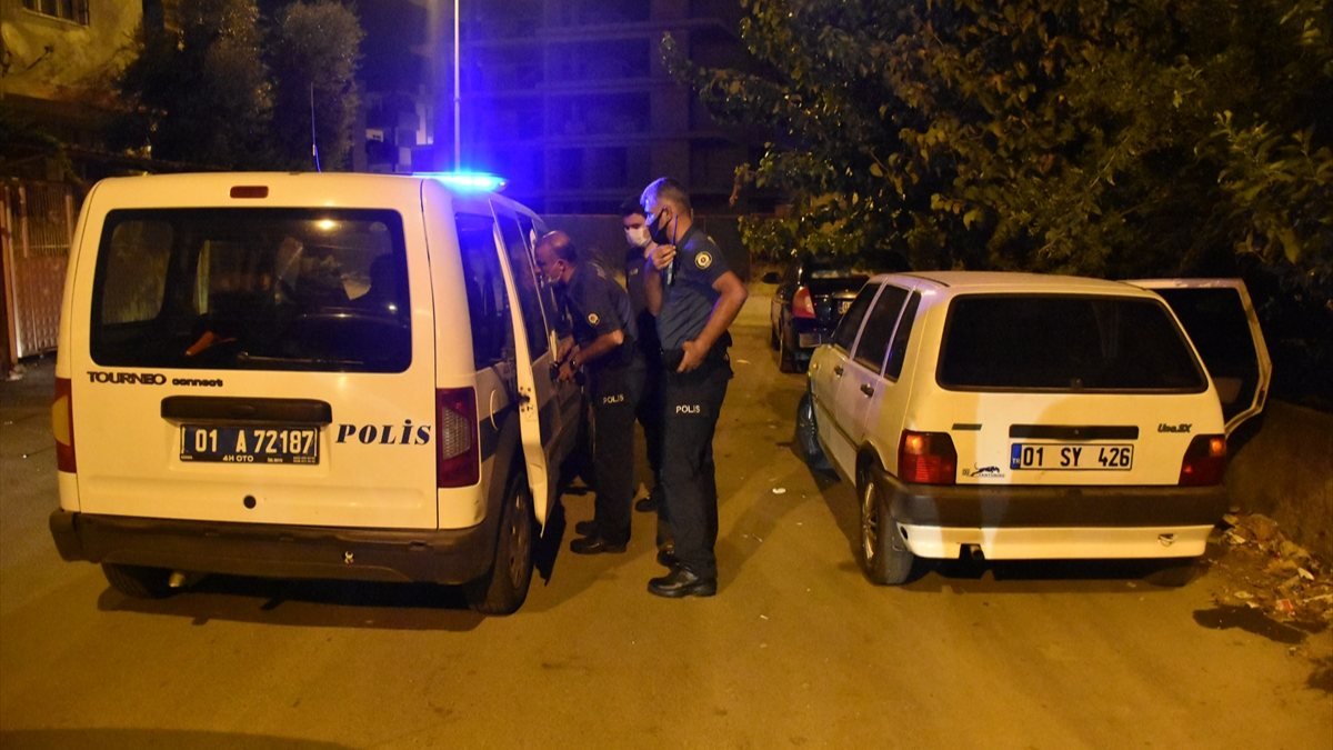 Adana'da bir kişi teybini çalmaya çalıştığı arabada yakalandı