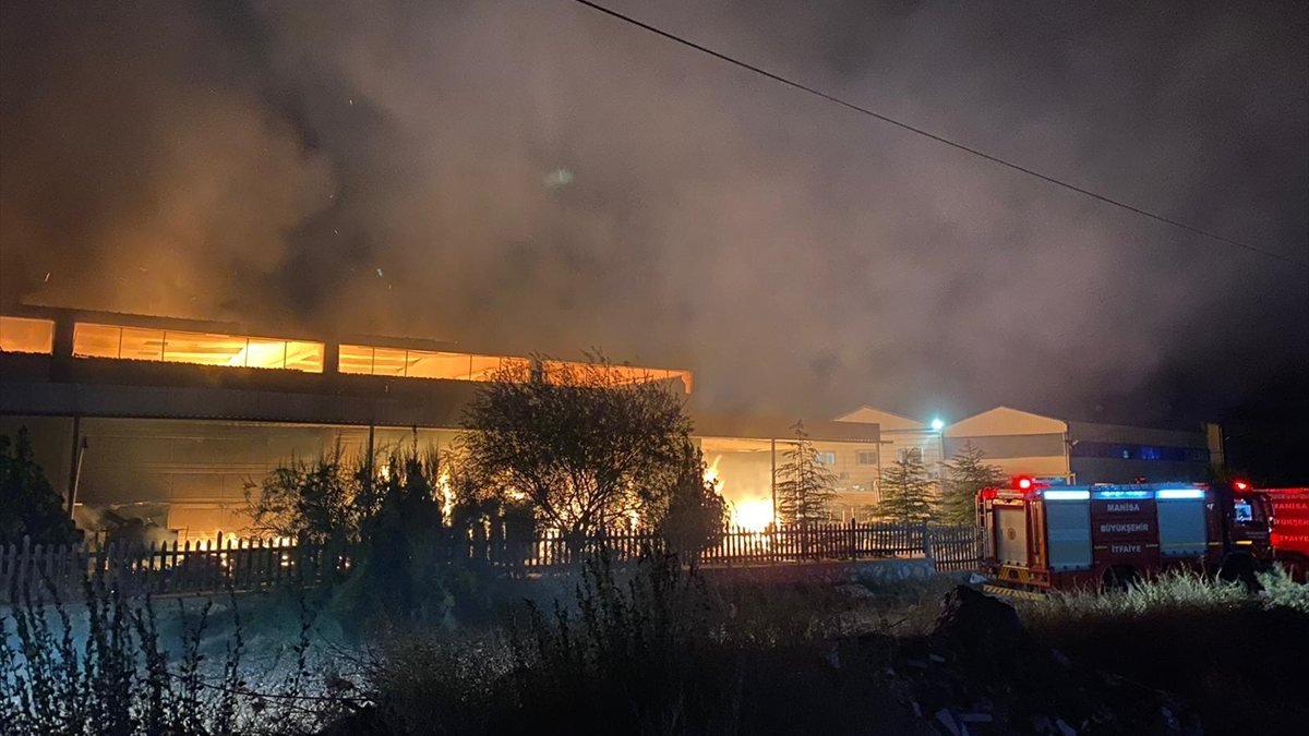 Manisa'da ahşap fabrikasında yangın çıktı