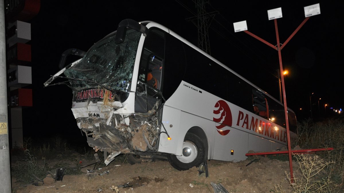 Afyonkarahisar'da yolcu otobüsü kaza yaptı: 31 yaralı