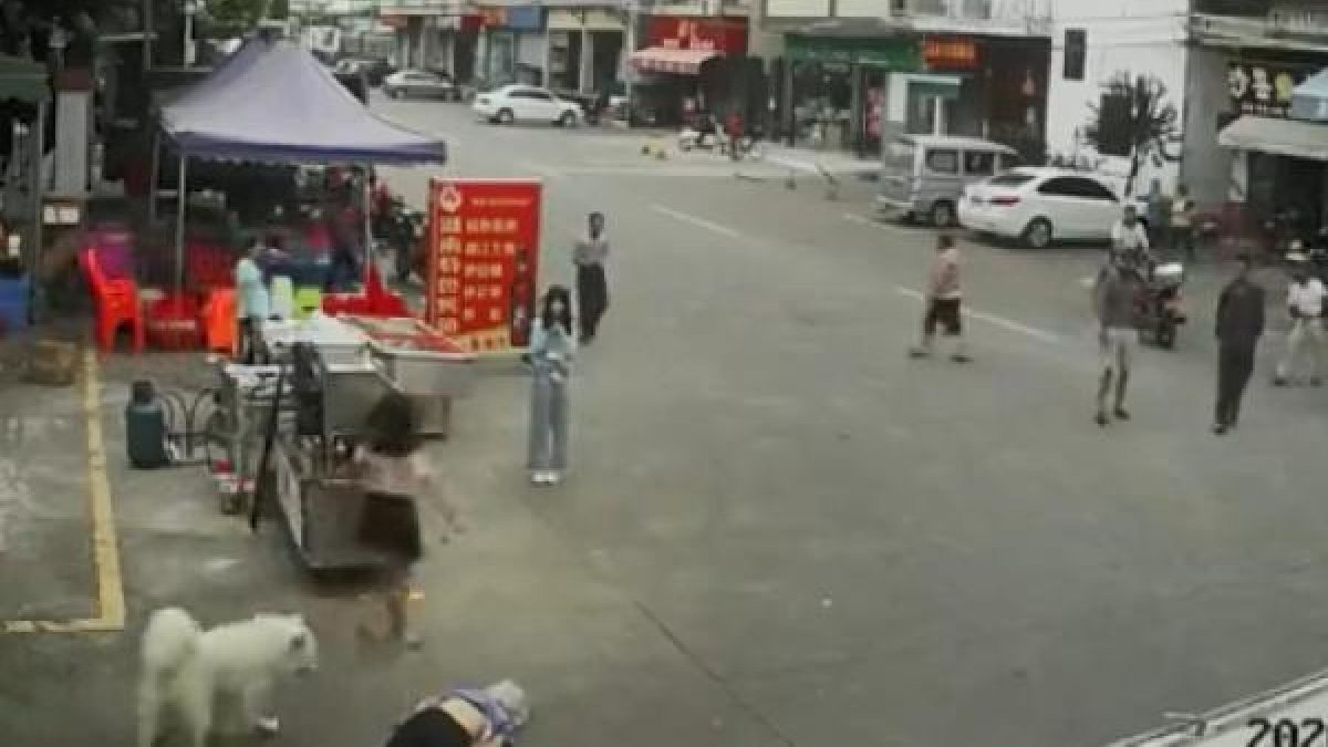 Çin'de ayağına tasma takılan kadın yere düşüp, öldü