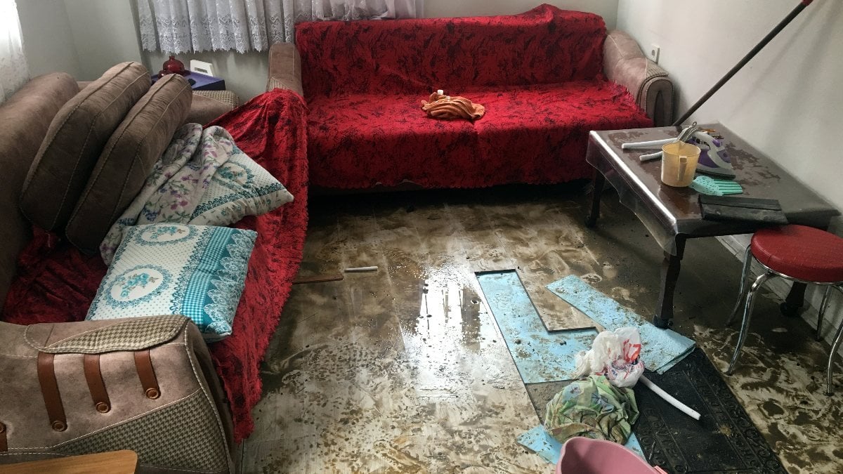 Sağanak yağış sonrası Arnavutköy’de evleri su bastı