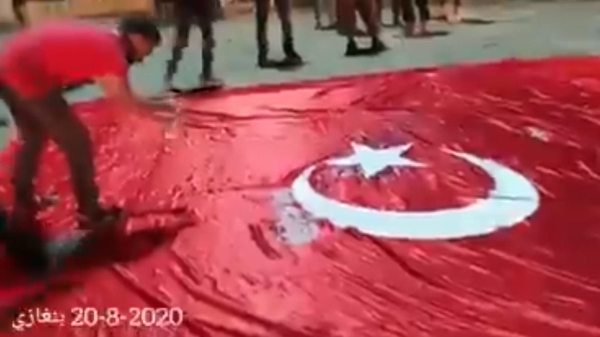 Darbeci Hafter destekçileri Türk bayrağı yaktı