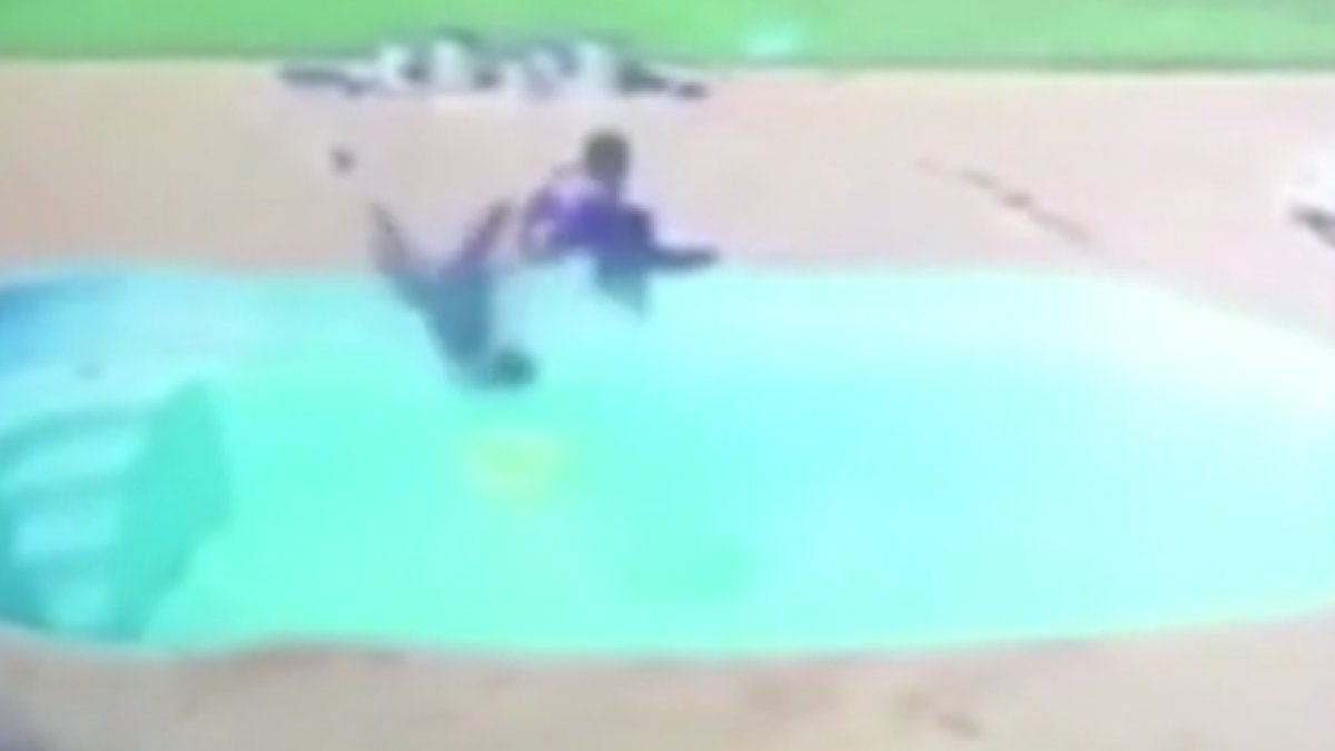 Brezilya'da havuza düşen arkadaşını kurtaran çocuk