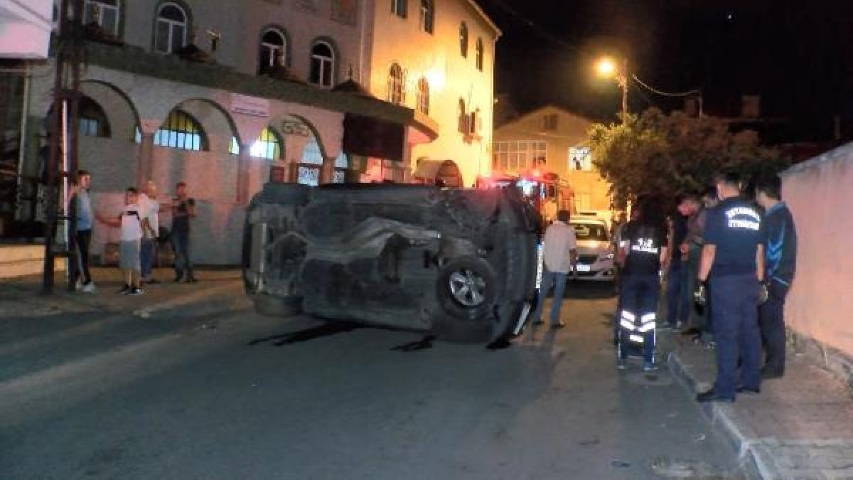 Maltepe'de araç cami merdivenlerine çarptı: 2 yaralı