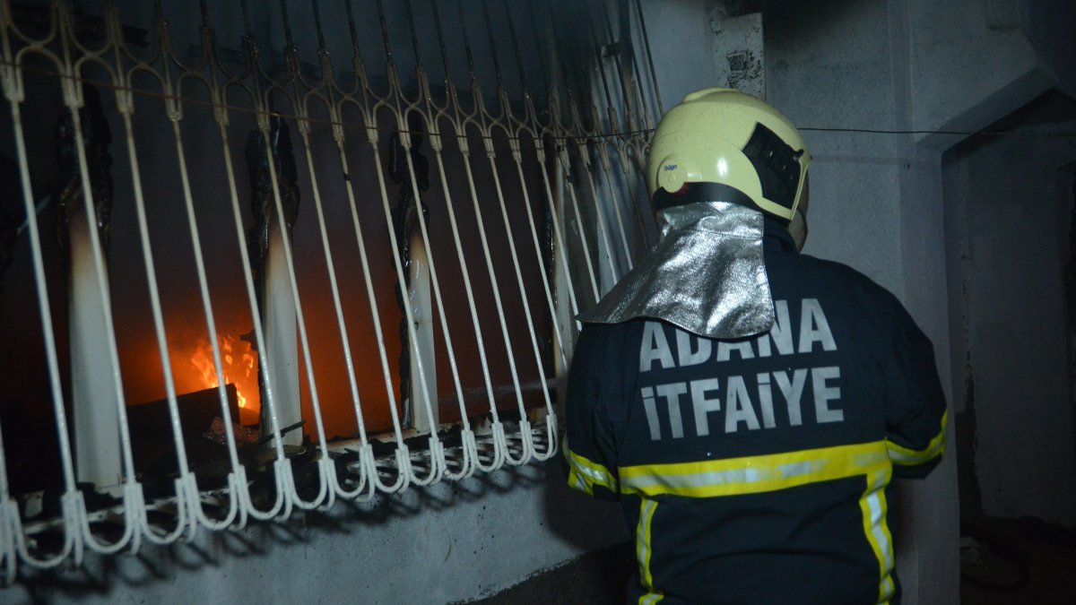 Adana’da içerisinde kimsenin olmadığı iki katlı ev kundaklandı