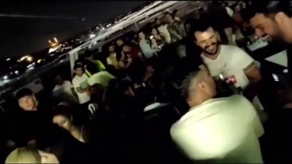 İstanbul Boğazı’ndaki yat partileri hız kesmiyor