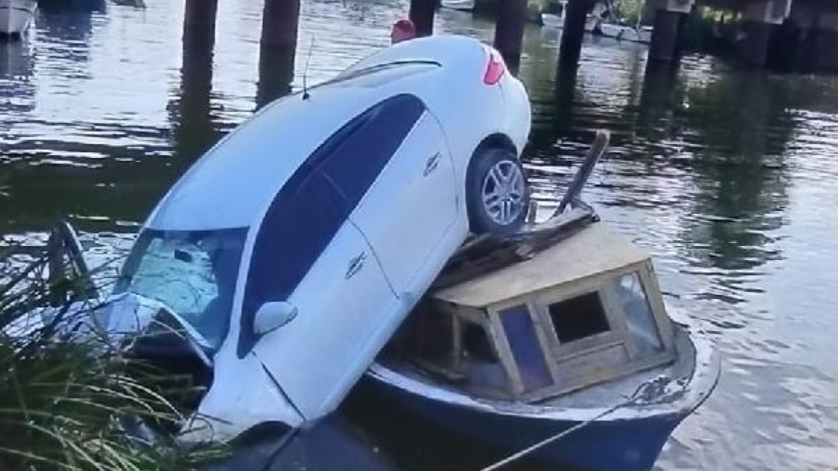 Düzce'de otomobil, Melen Nehri'ndeki teknenin üzerine düştü