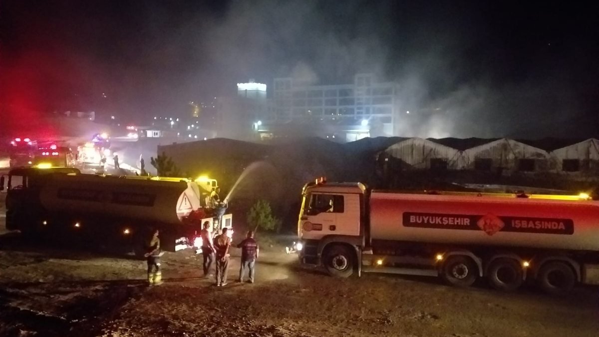 Ankara'da bir kargo firmasının deposunda yangın çıktı