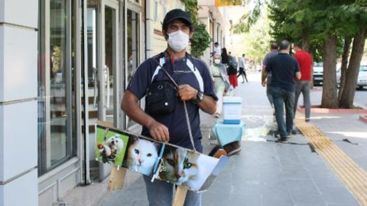 Diyarbakır'da ayakkabı boyuyor: Kazancının yarısını kedilere veriyor