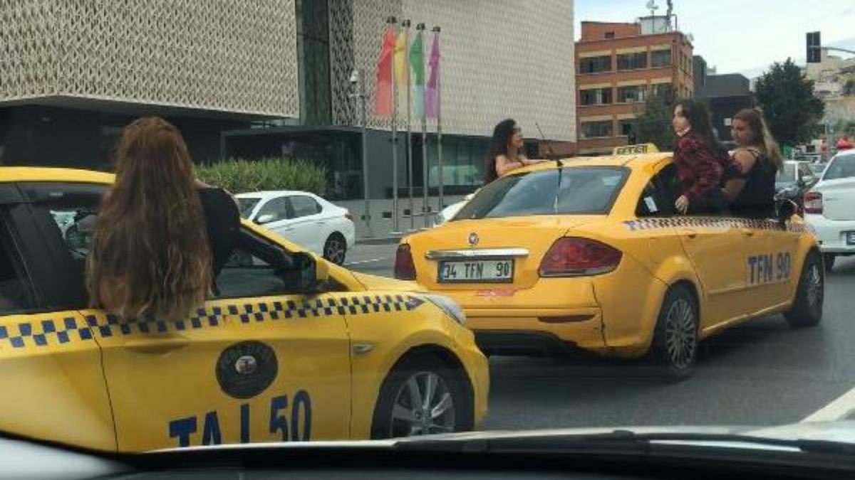 Beyoğlu'nda bir gelinin arkadaşları, taksiden sarkarak eğlendi