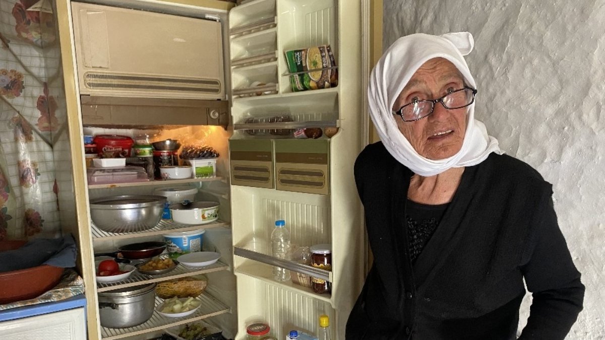 Eskişehir'de 50 yıl sonra evine elektrik gelince gençleşti