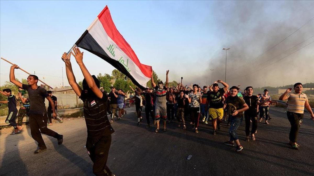 Irak'ta göstericiler hükumet binasını ateşe verdi