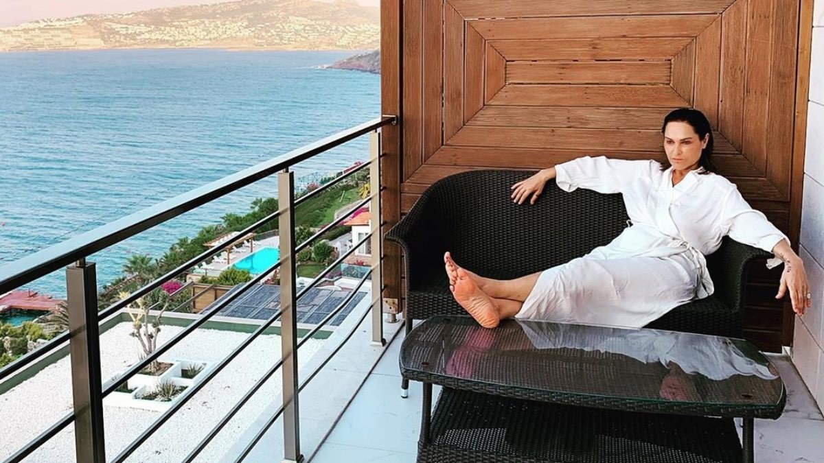Hülya Avşar, balkonda