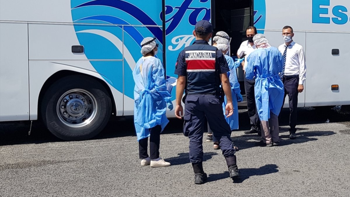 Manisa'da karantinadan kaçan kişi otobüste yakalandı