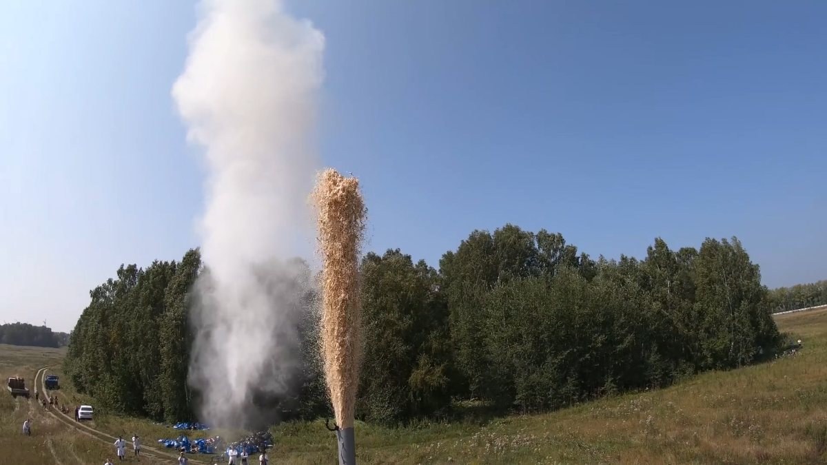 YouTuber Maxim Monakhov'un 10 bin litre kola ile yaptığı etkileyici deney