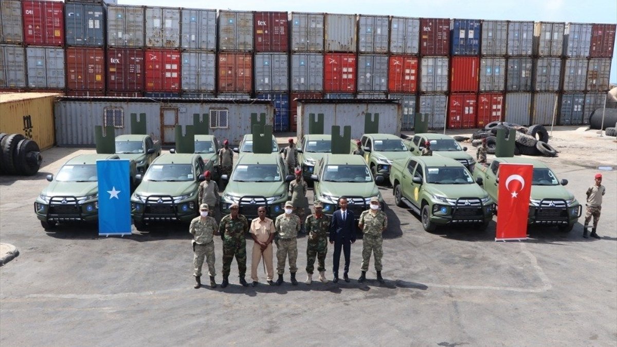 Türkiye'den Somali ordusuna 12 arazi aracı