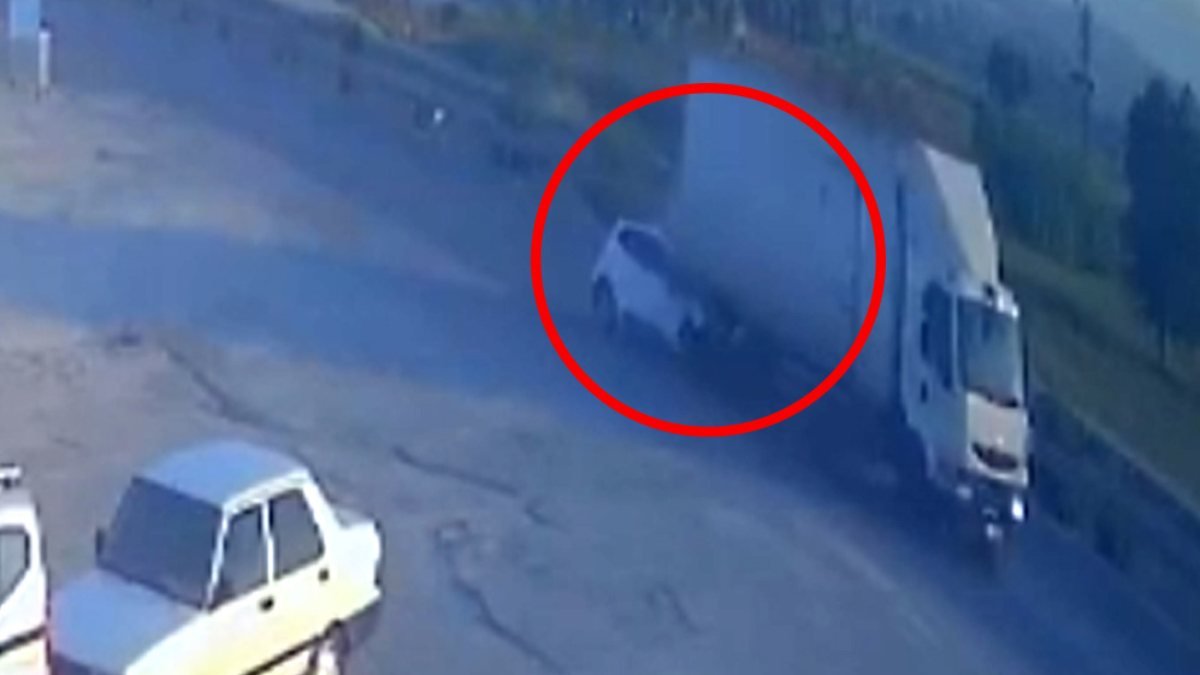 Antalya'da otomobil kamyona çarptı: 2 yaralı