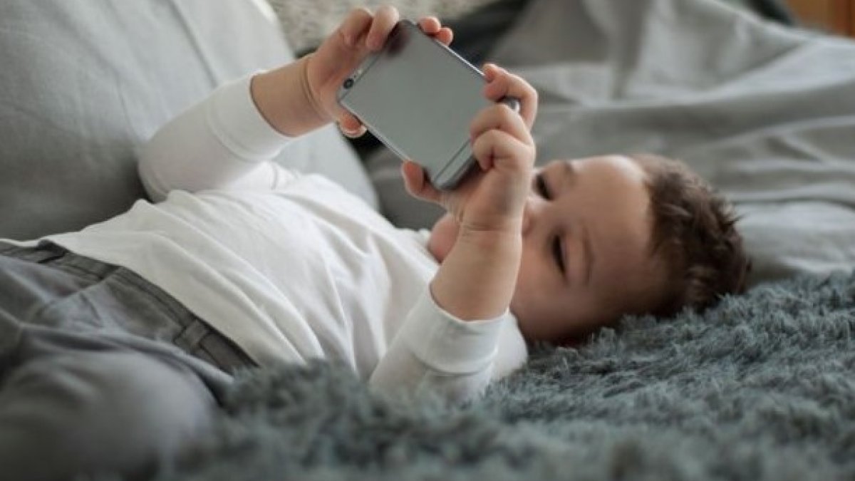Ailelere dijital bağımlılık uyarısı: Çocuğunuzla geleneksel oyunlar oynayın