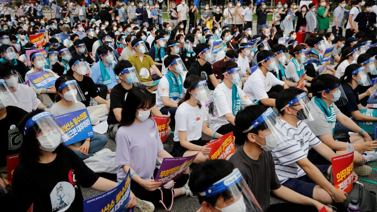 Güney Kore'de doktor adayları, koronavirüse rağmen greve gidiyor