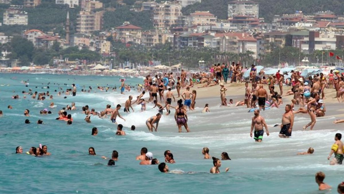 Antalya, yurt dışından 3 günde 100 bin turisti ağırladı