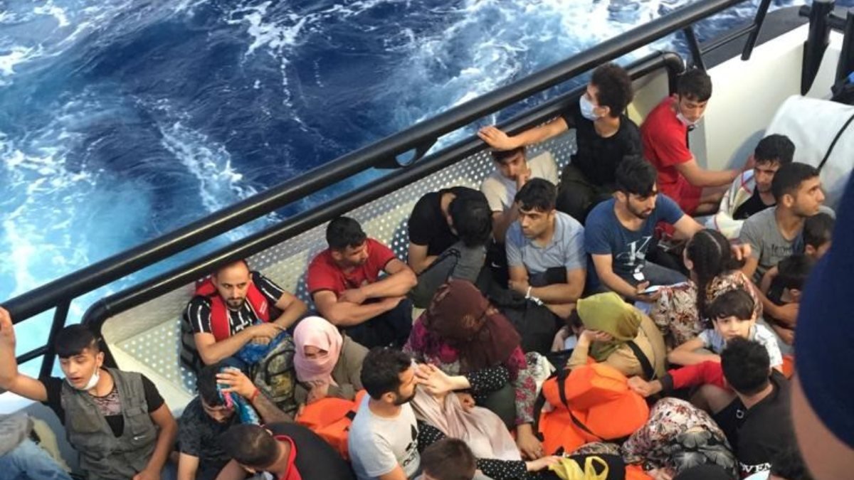 Çanakkale'de 145 kaçak göçmen kurtarıldı