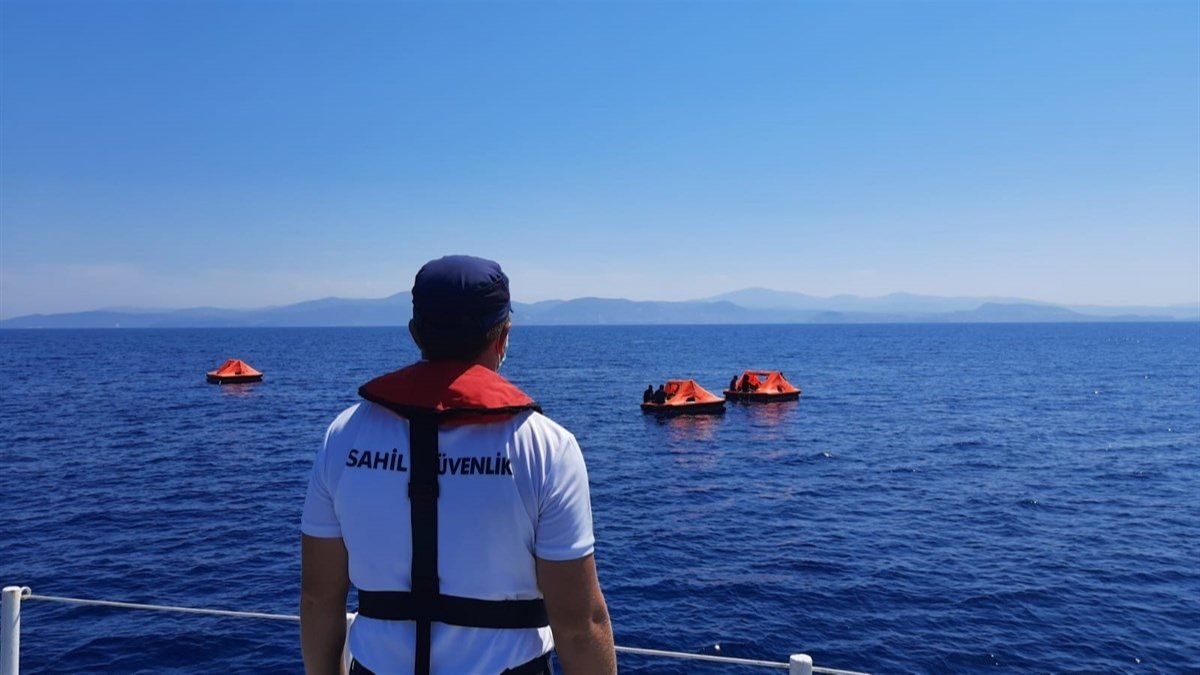 Aydın'da Yunanistan'ın Türk karasularına ittiği 41 sığınmacı kurtarıldı