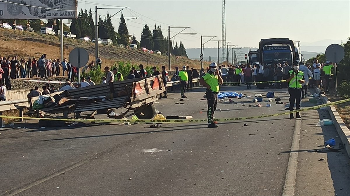 Manisa’da üzüm işçilerini taşıyan traktörle panelvan çarpıştı: 2 ölü 11 yaralı