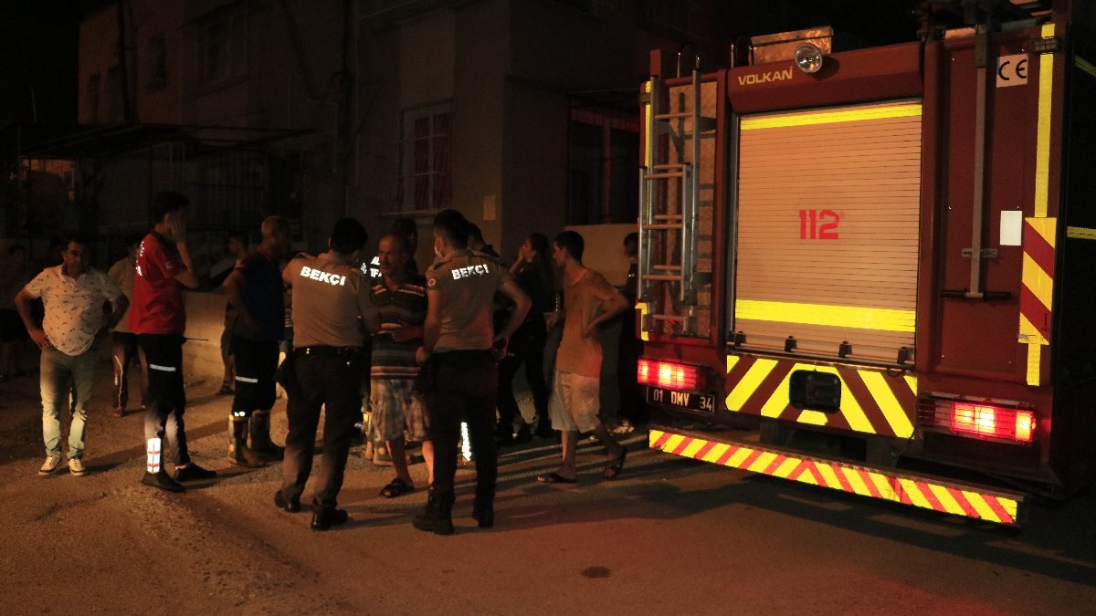 Adana'da bir kişi oturduğu evi yakıp dumandan etkilendi