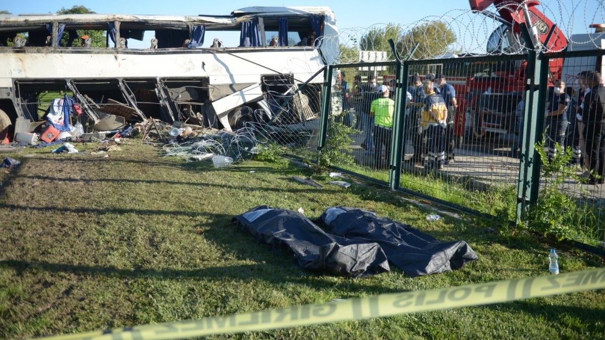 Eskişehir’de fabrika işçilerini taşıyan otobüs devrildi: 2 ölü
