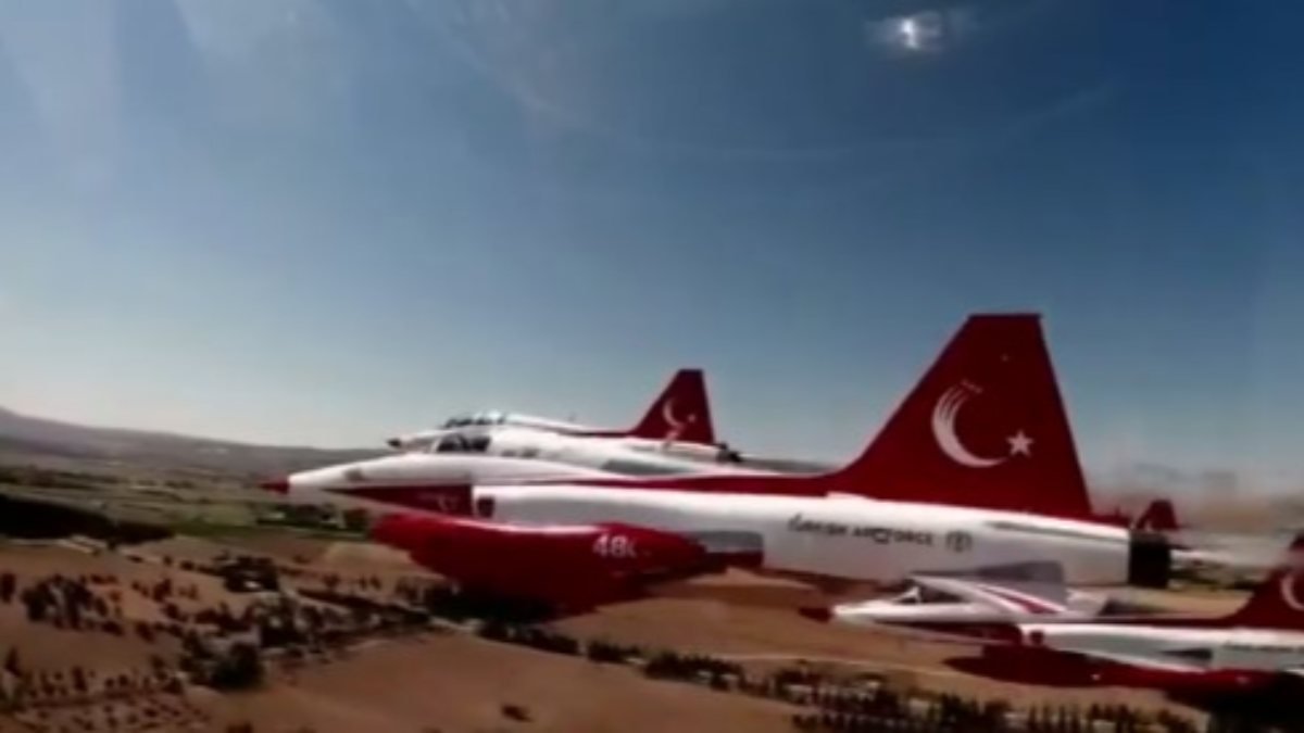 Türk Yıldızları, Afyonkarahisar'da gökyüzüne Türk bayrağı nakşetti