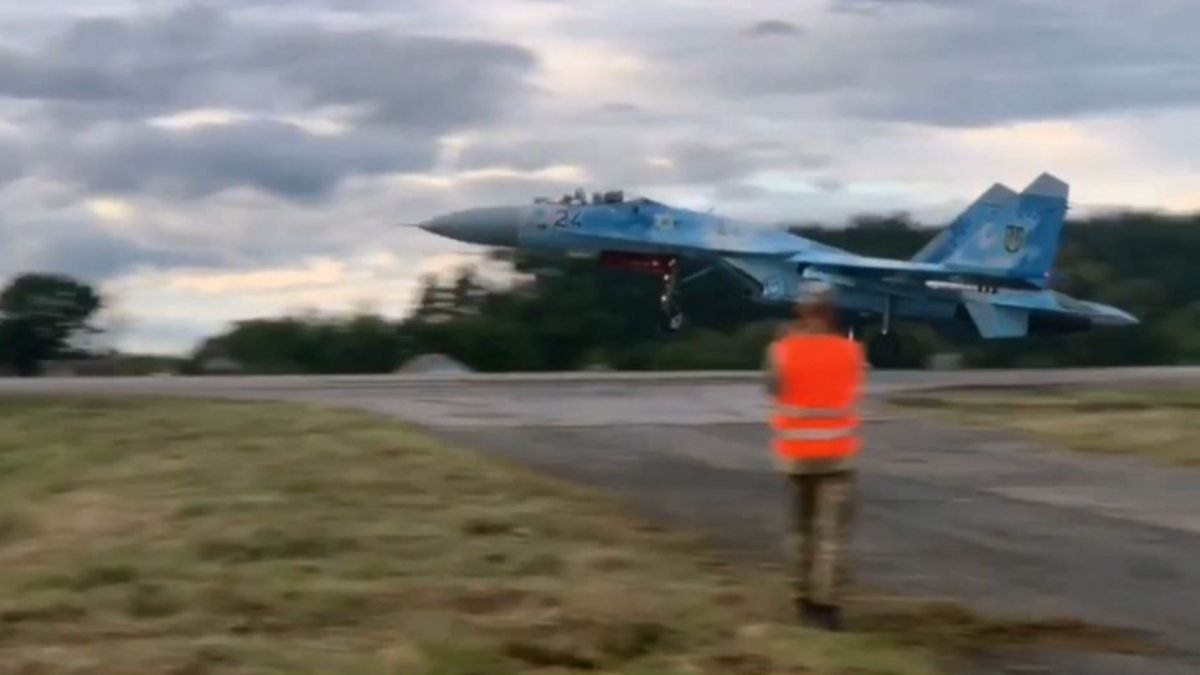 Ukrayna savaş uçaklarından otoyolda deneme