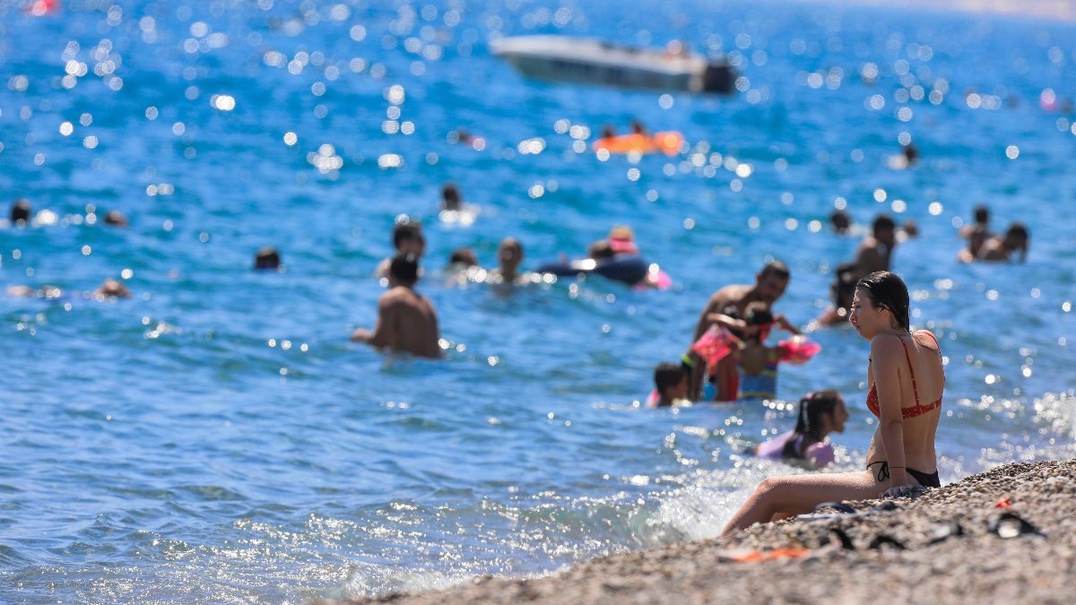 Antalya'da, Konyaaltı Sahili'ni çöl sıcaklarından bunalanlar doldurdu