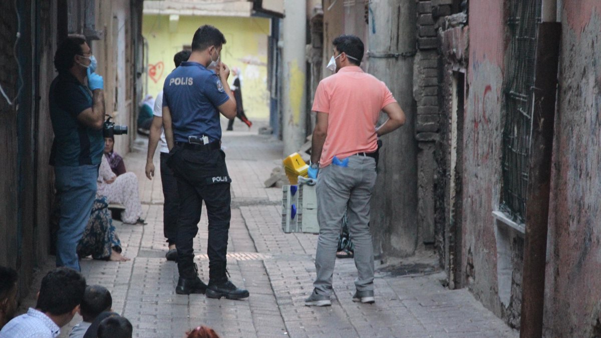 Diyarbakır'da, tabancasını temizlerken kendisini vuran genç öldü